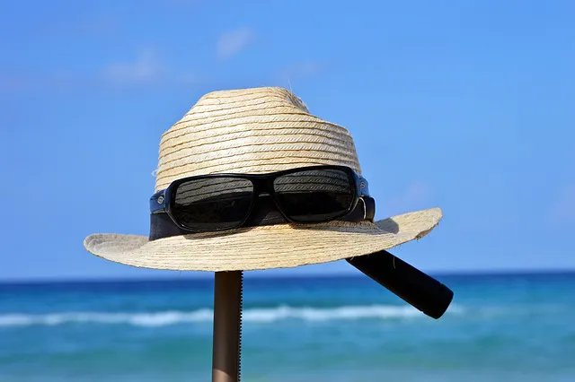16 нарядов с соломенными шляпками: как носить соломенную шляпу этим летом?
